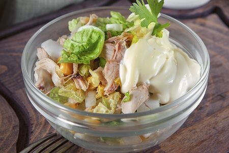 Салат с курицей, ананасом и кукурузой