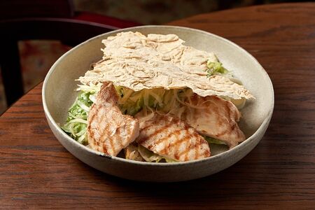 Салат Цезарь с курицей