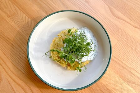 Оладьи из цукини с соусом юдзу-дзадзики