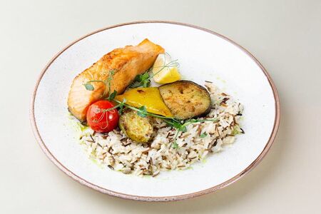 Лосось с овощами на гриле