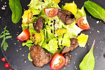 Салат с куриной печенью под соусом бальзамик