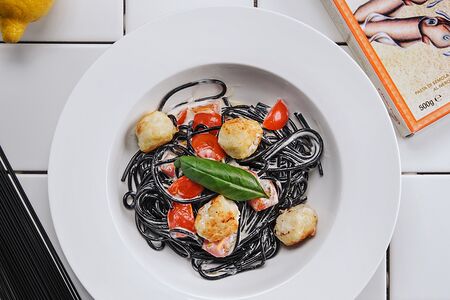 Чёрные спагетти с фрикадельками из кальмара