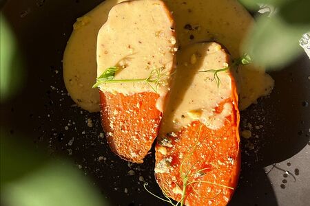 Печеный батат, соус морне с сыром белпер кнолле