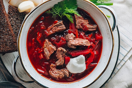 Борщ с салом, чесноком и гренками