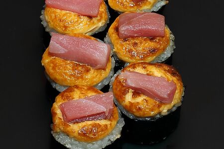 Запеченный ролл с тунцом