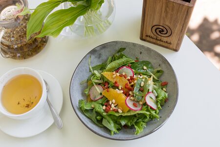 Салат с апельсином, авокадо и годжи