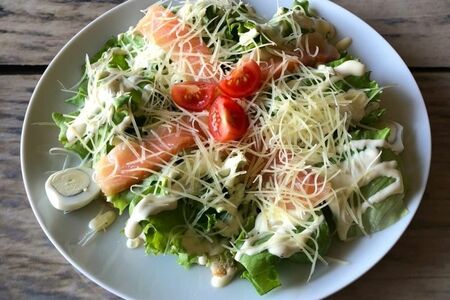 Салат Цезарь с семгой