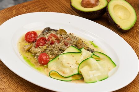 Дорадо, цукини, винный соус