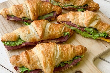 Круассаны с пастрами из говядины