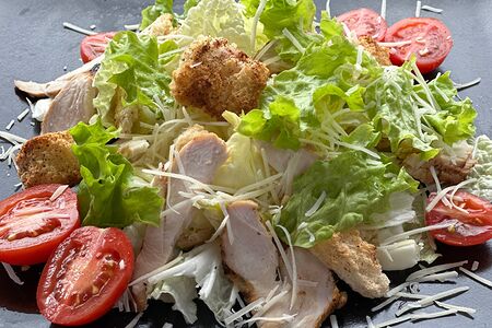 Салат Цезарь с курочкой