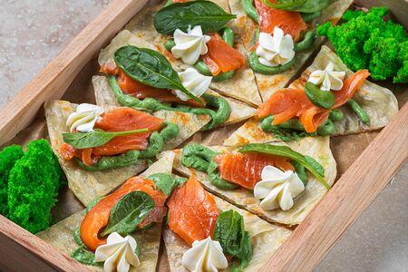 Роти с лососем и муссом из авокадо