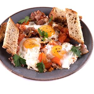 Глазунья с беконом и томатами