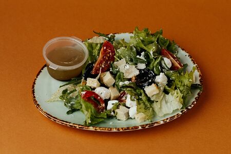 Салат с рукколой и омлетом