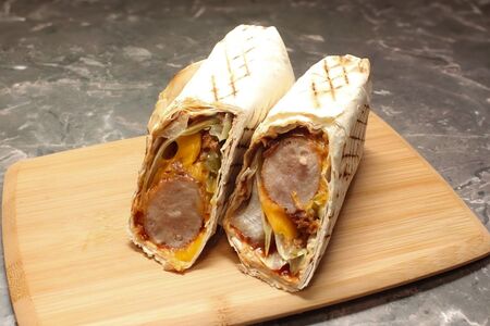 Шаурма с Баварской колбаской и сыром чеддер