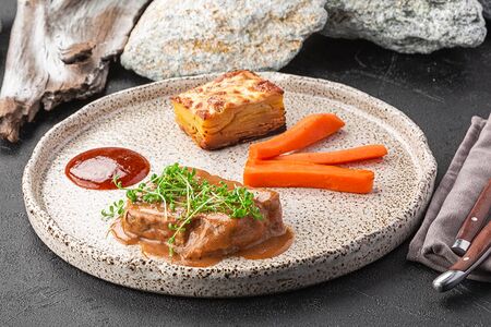 Свиная шея с картофельным гратеном