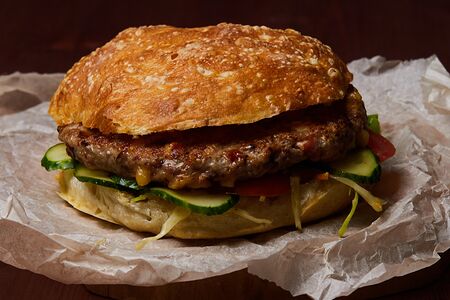 Бургер с плескавицей для гурманов