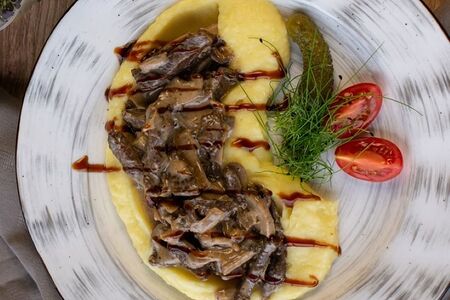 Бефстроганов из телятины с картофельным пюре