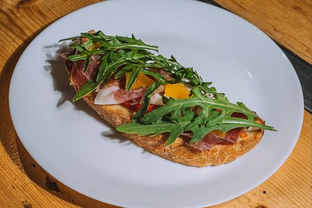 Брускетта с прошутто