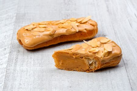 Эклер карамельный