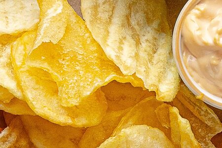 Картофельные чипсы с соусом