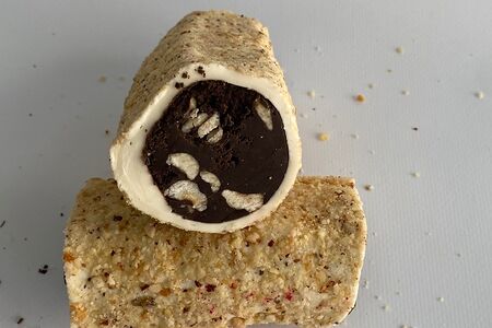 Брауни в дробленом фундуке