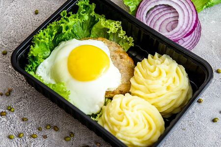 Бифштекс из говядины с яйцом и картофельное пюре