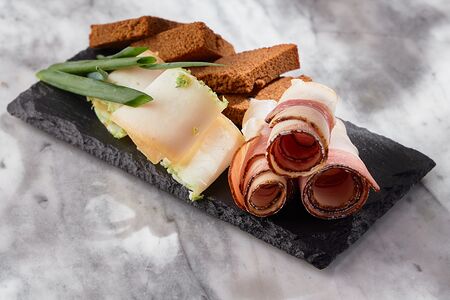 Сало с чесночными гренками