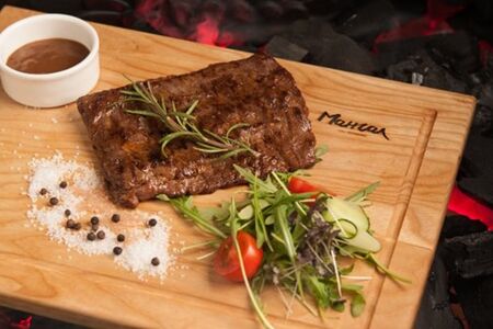 Стейк мясника с соусом барбекю и перцем