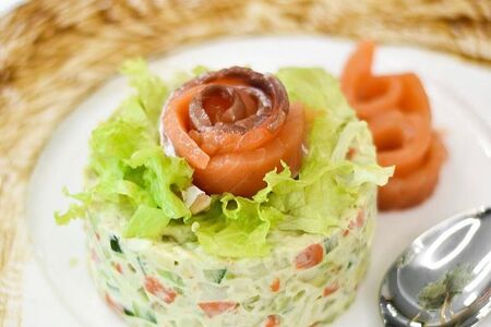 Салат Оливье с лососем