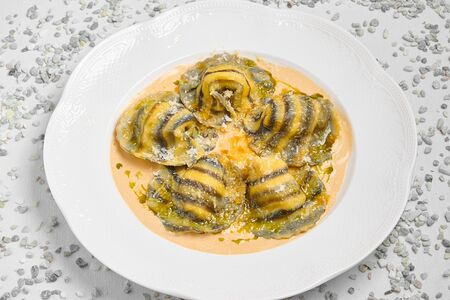 Равиоли с креветками, сливочным сыром и муссом из ракообразных