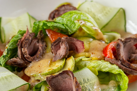 Салат грузинский овощной с ростбифом