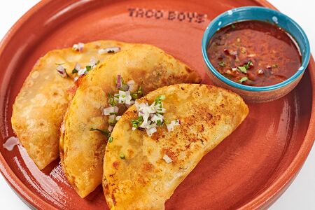 Тако биррия с рваной говядиной и чеддером