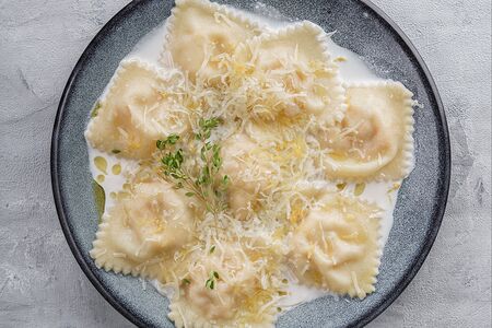 Равиоли с лососем с муссом из запеченого перца и икрой