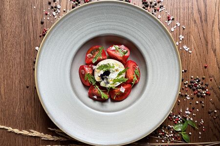 Буррата со сладкими томатами