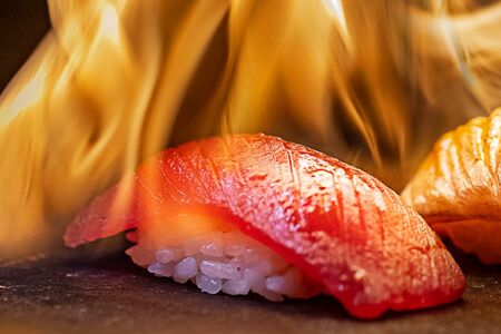 Суши тунец в огне