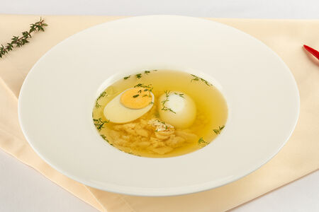 Бульон с яйцом
