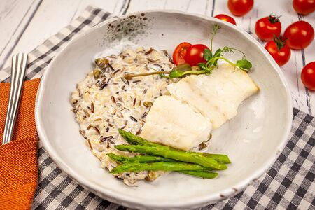 Запечённая треска со спаржей и рисом пикатто