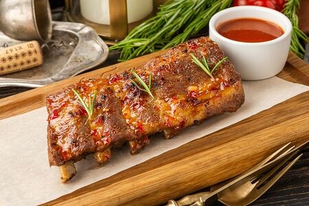 Копченые свиные ребрышки с соусом сацебели