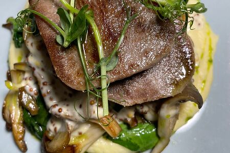 Телячий язык с сельдереем и моченым яблоком 