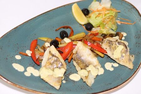 Филе судака с соусом песто