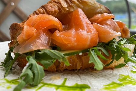 Круассан с лососем, рукколой, сливочным сыром