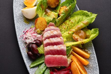 Салат с тунцом гриль