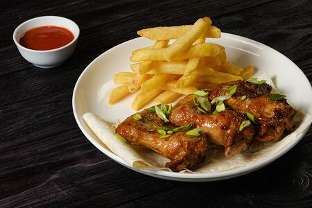Куриные крылья и картофель фри