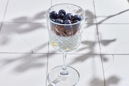 Греческий йогурт с гранолой и фруктами