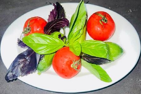 Свежие огурцы и помидоры