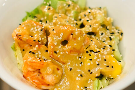 Салат с креветкой и манго