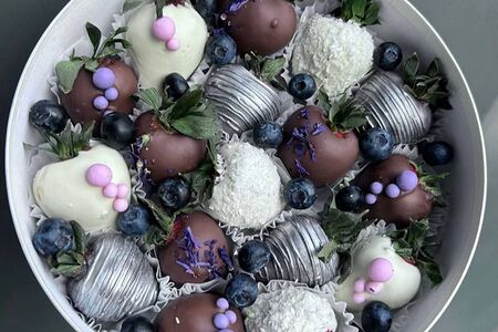 Клубника в шоколаде в шляпной коробке Эмоция