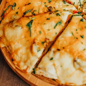 Четырехслойная пицца с курицей и грибами