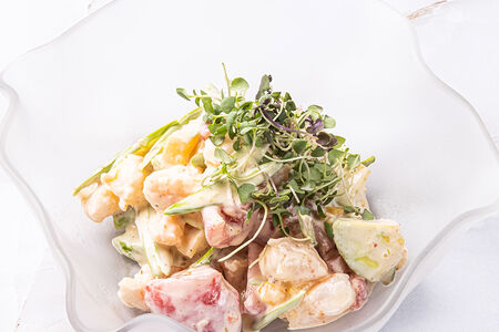 Салат от шефа с тигровыми креветками, манго, авокадо и имбирным айоли