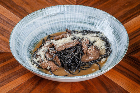 Черная паста с ростбифом в перечном соусе